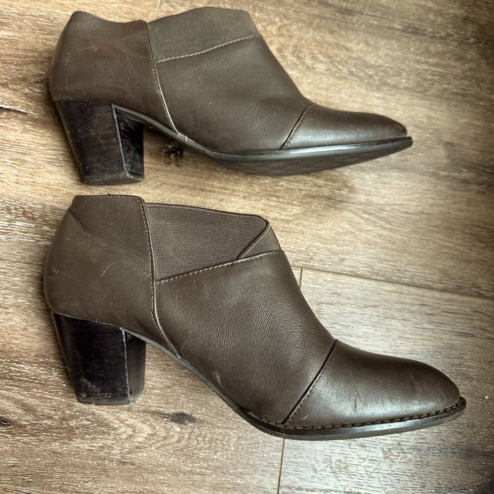 Vionic 326 Point Brown Leather Block Heel Slip On Cap Bootie